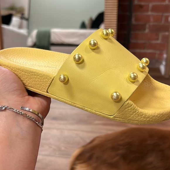 Yellow Stuart Whitman  pearl slides - Picture 3 of 6